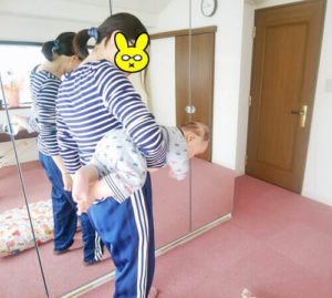赤ちゃんを小脇にかかえるお母さん