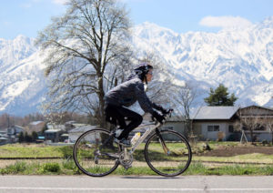 安曇野をロードバイクで走っている女性