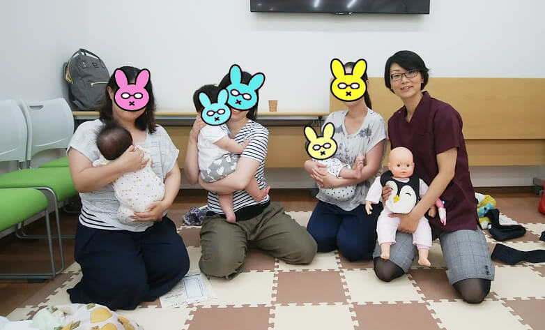 赤ちゃんのやわらか抱き方講座に参加したママさんと赤ちゃん