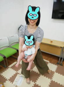 まあるい抱っこで赤ちゃんと遊ぶお母さん