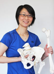 骨模型をもつ女性施術者