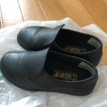 歩きにくい黒い靴