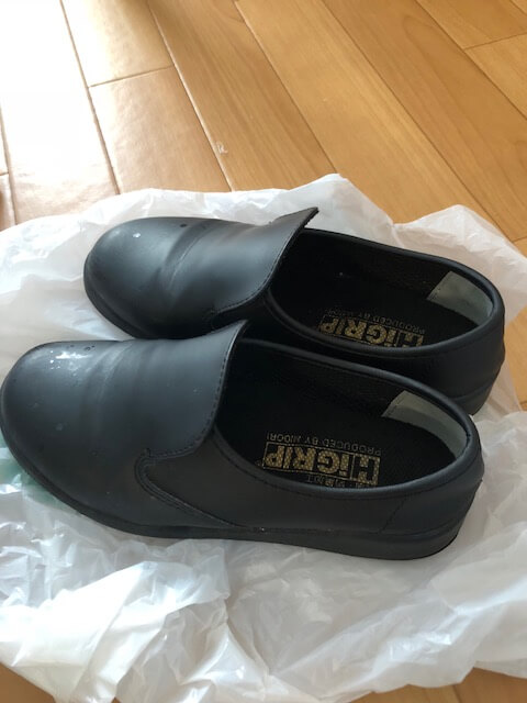 歩きにくい黒い靴