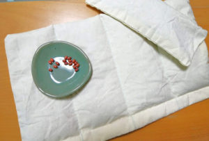 小豆の入った手縫いのホットパッドとアイピロー