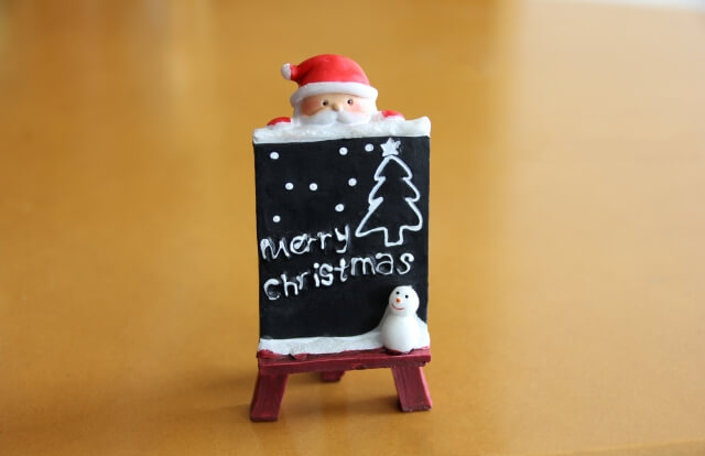クリスマスを知らせるサンタの置物