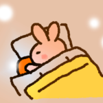 布団の中で湯たんぽを抱きしめるうさぴこ